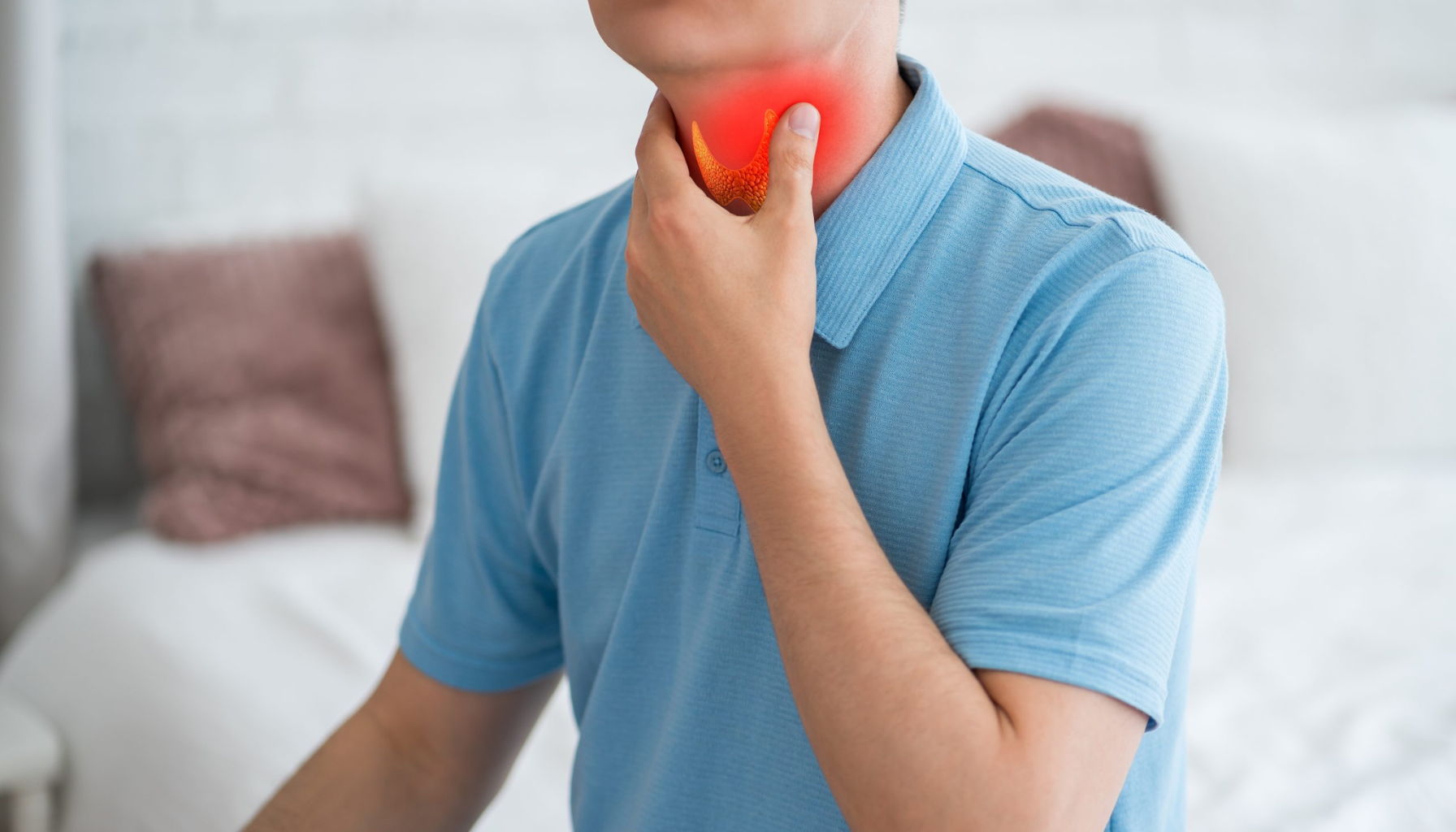 "Mann i blå skjorte holder på halsen med markert rødhet som viser smerter eller hevelse."