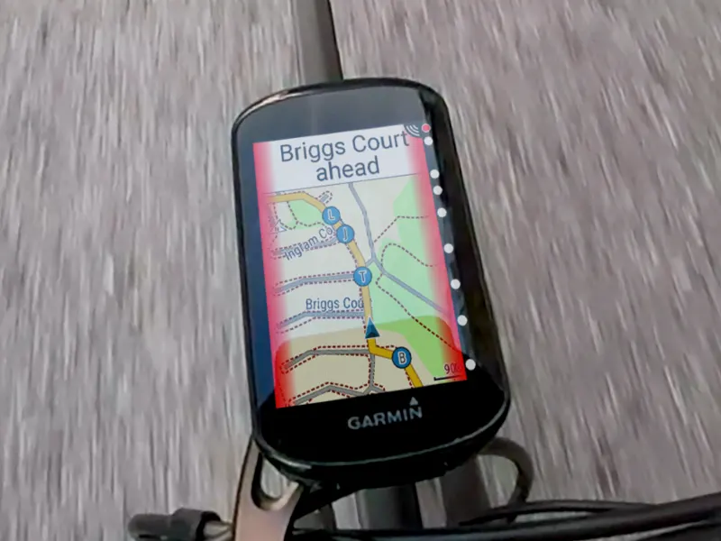 Ciclocomputador com GPS Garmin Edge 830 - rodando na estrada, acoplada na bike. Imagem retirada do site da Garmin.