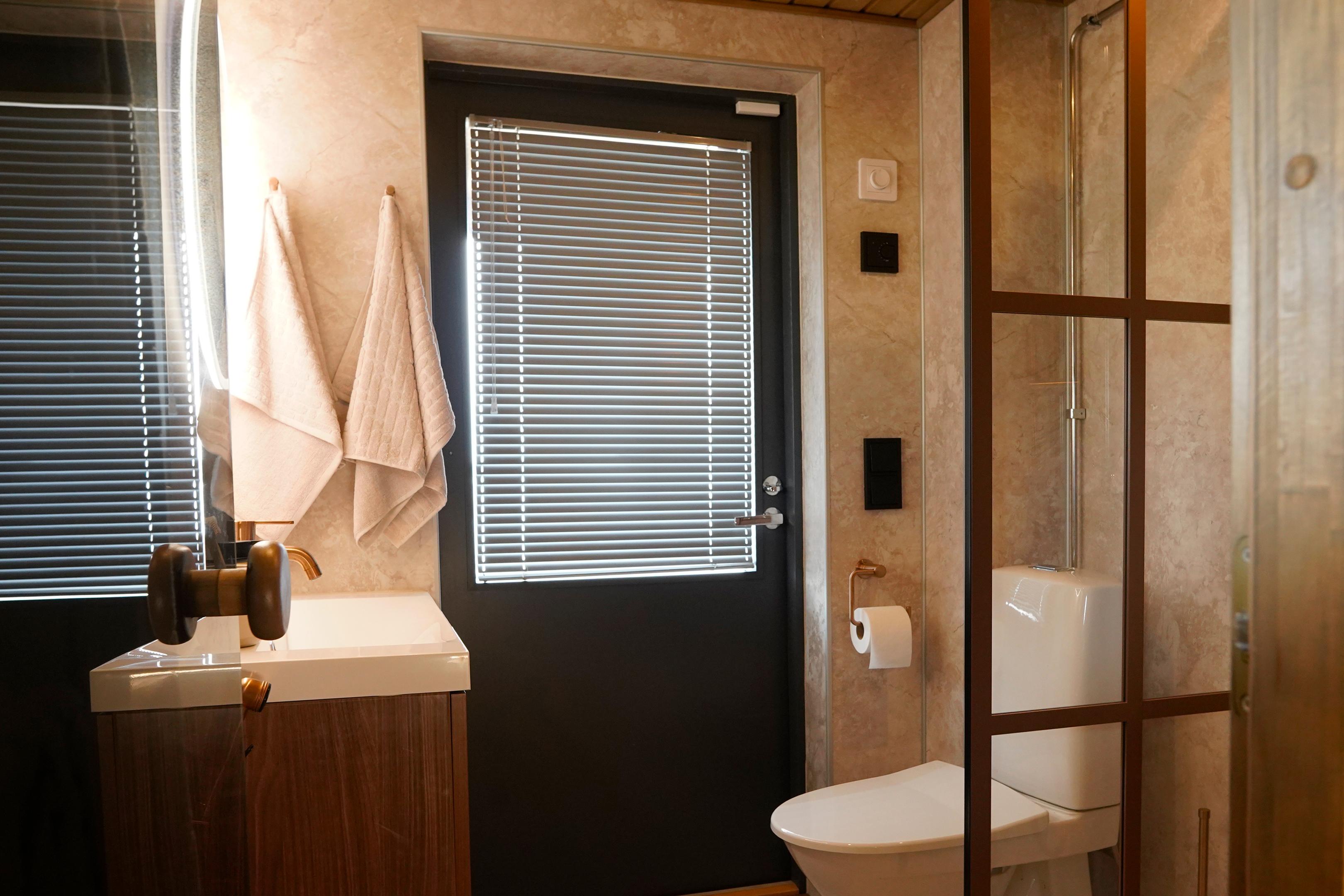 Pesutiloihin asennettiin marmorikuvioista seinälevyä.