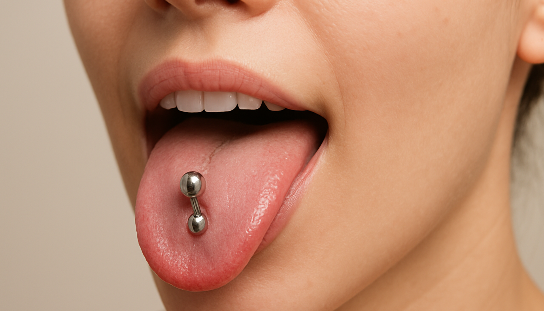 Utstrakt tunge med sølvfarget piercing.