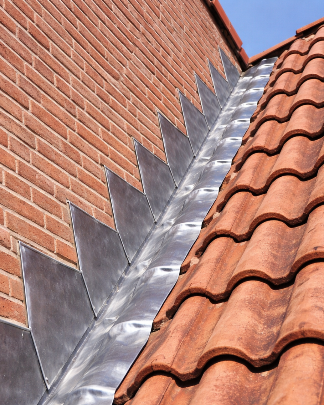 Dak lood om lekkage tegen te gaan