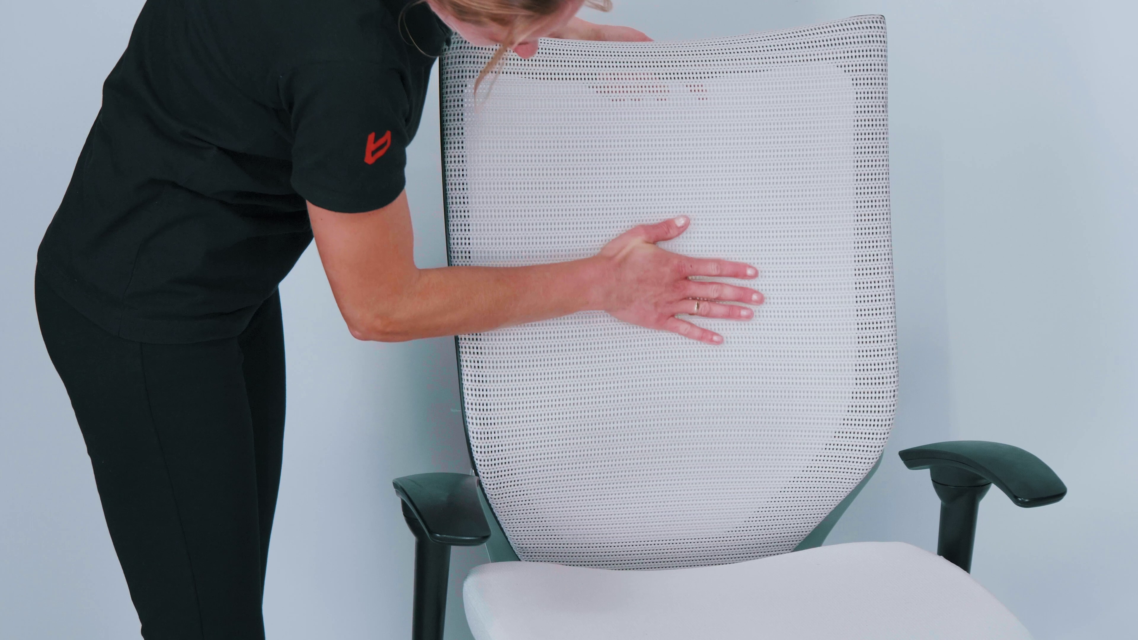 Recenzja Okamura CP Baron – ergonomiczny fotel biurowy klasy premium 4 Wygodne oparcie siatkowe Okamura. Źródło: Brastech