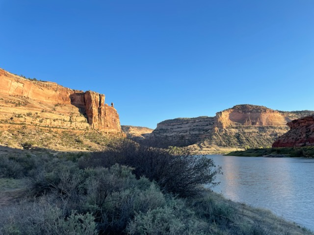 From our campsite at Mee 2, short hikes are just behind the walls of Mee Canyon (center left).