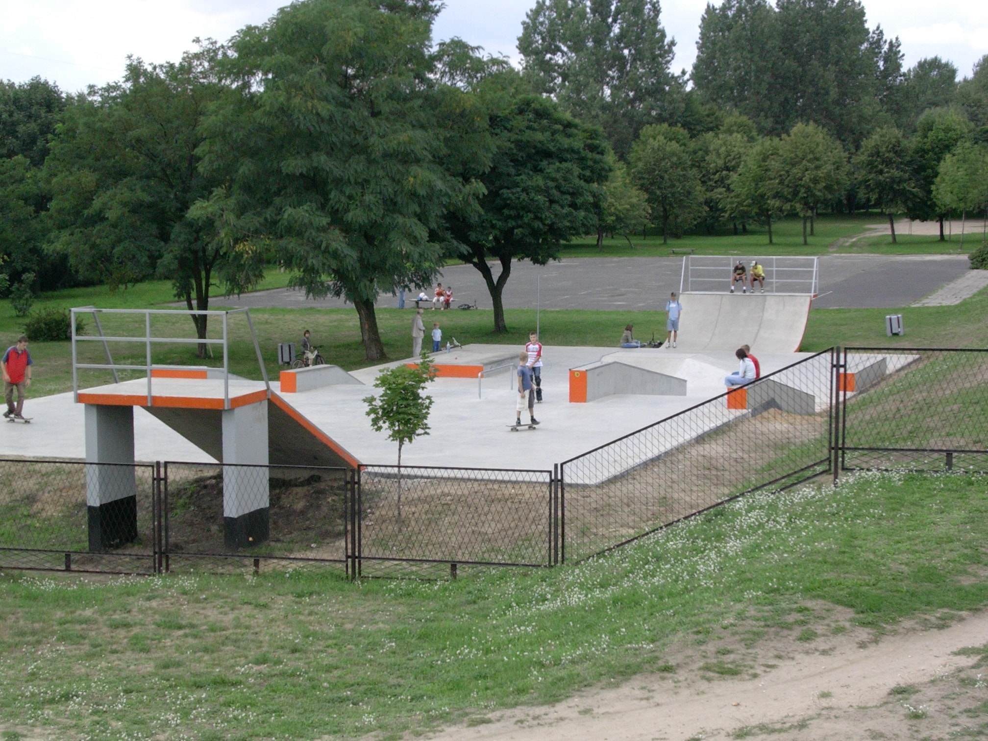 Skatepark w Częstochowie na Promenadzie (źródło: https://commons.wikimedia.org/wiki/File:Skatepark_Czestochowa.JPG)