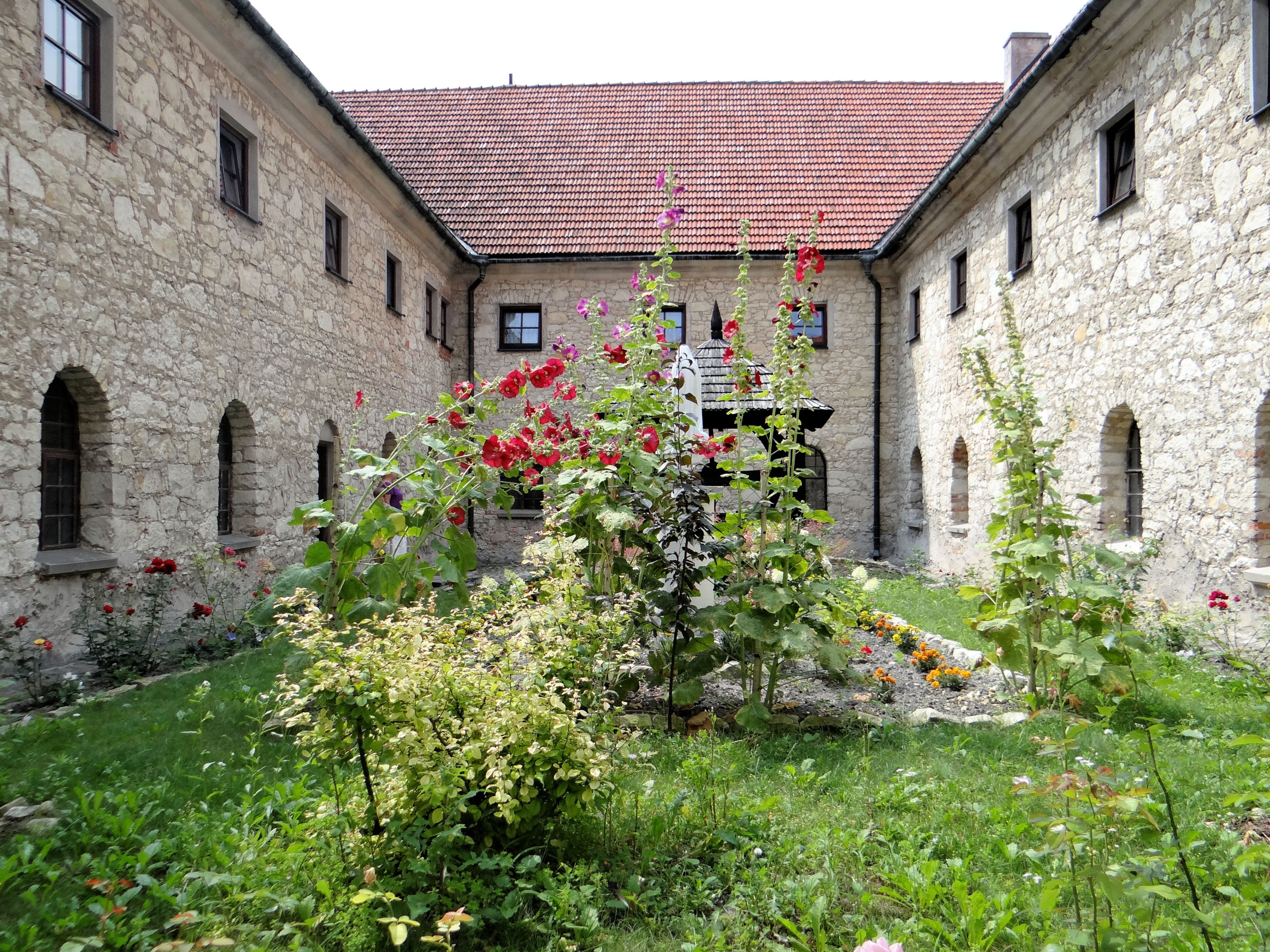 Klasztor Franciszkanów w Kazimierzu Dolnym (źródło: https://commons.wikimedia.org/wiki/File:270713_Monastery_of_Reformers_in_Kazimierz_Dolny_-_04.jpg)