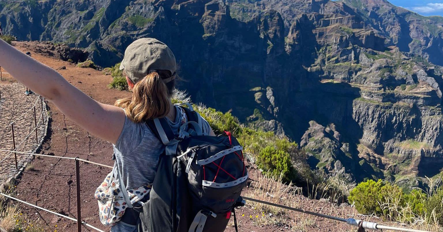 femme sur le gr20 avec sac à dos