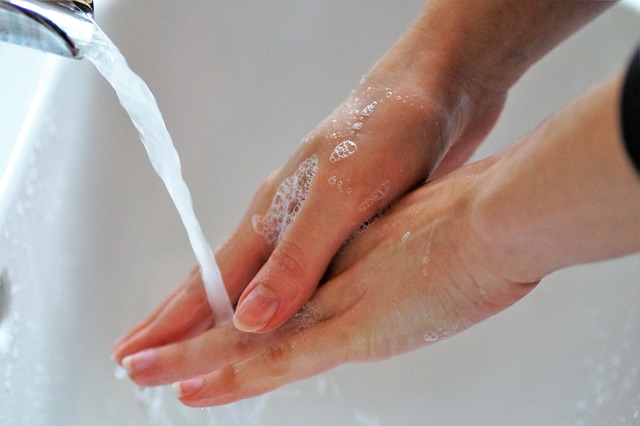Mycie rąk przed wzięciem noworodka na ręce