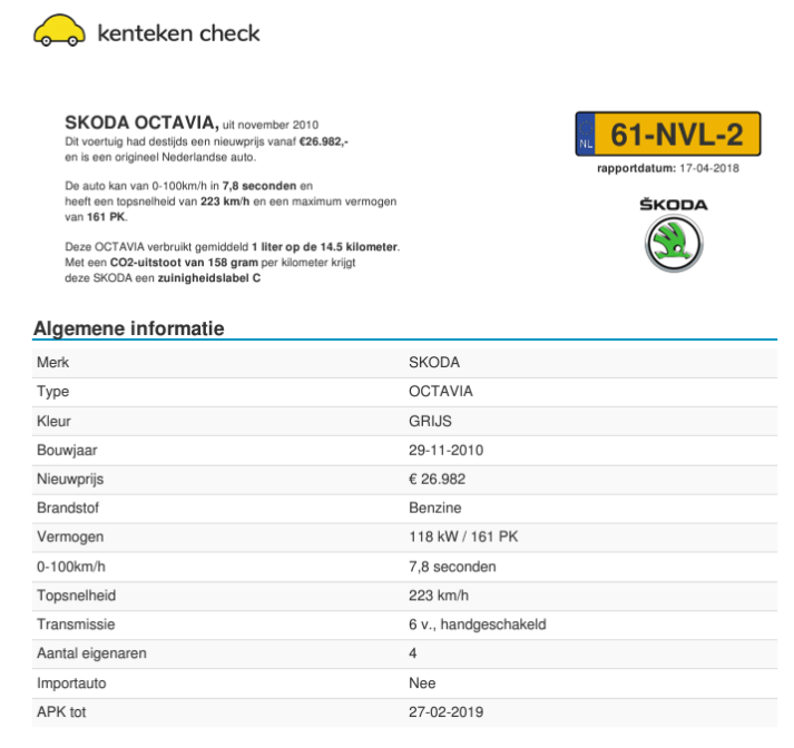 Een persoon die een auto inspecteert op bouwjaar en kenteken.