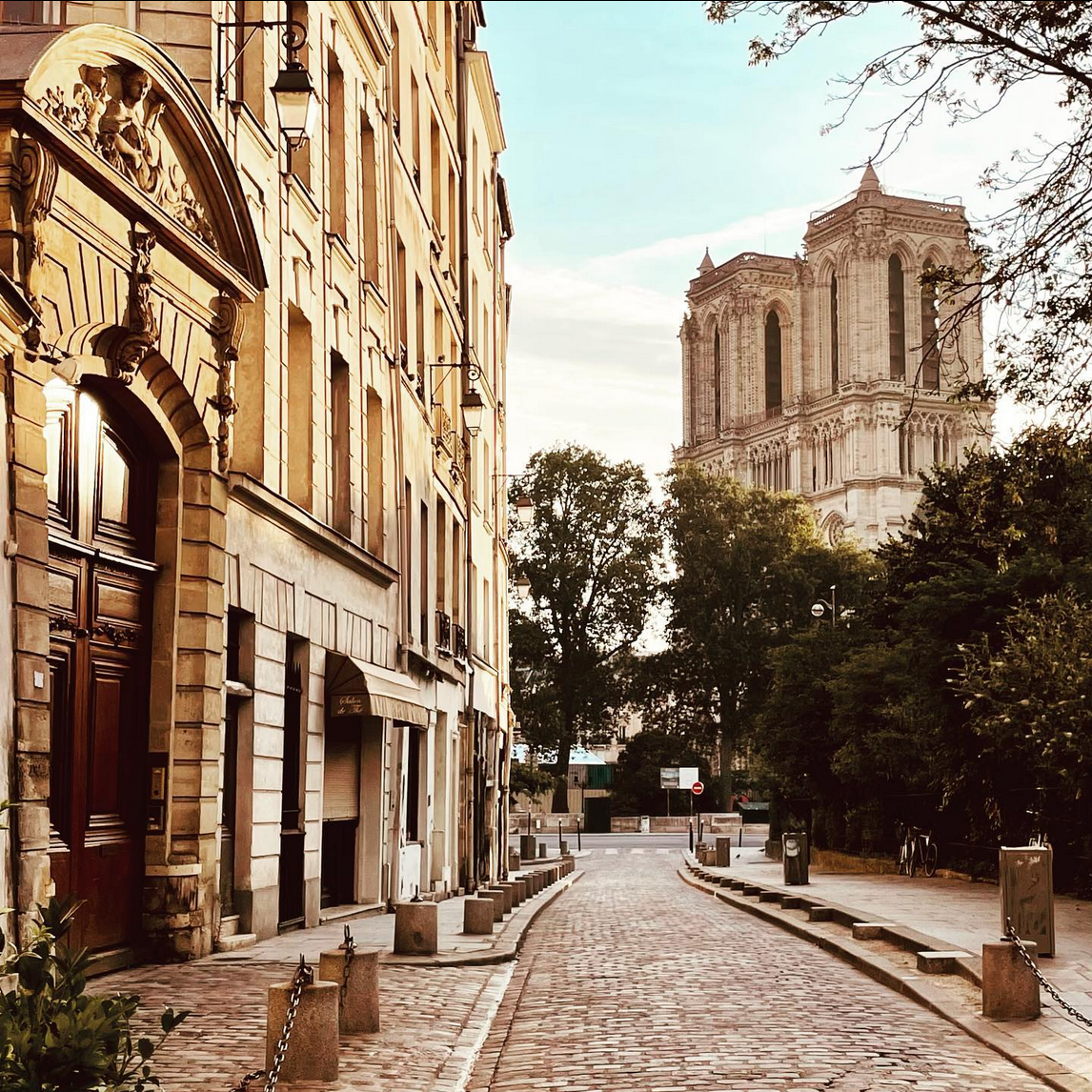 latin quarter neighborhood in paris near arc de triomphe