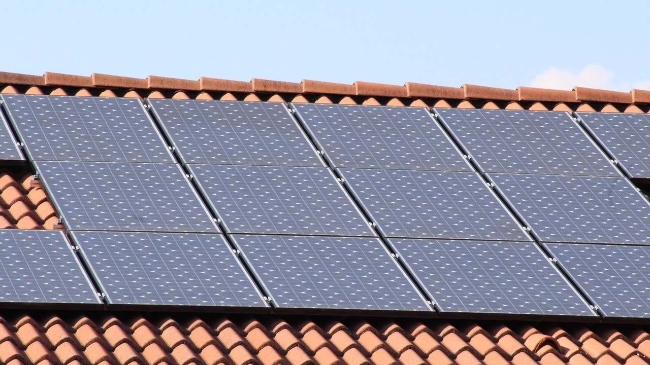 Montaż paneli słonecznych, takich jak na zdjęciu, to skomplikowana procedura.