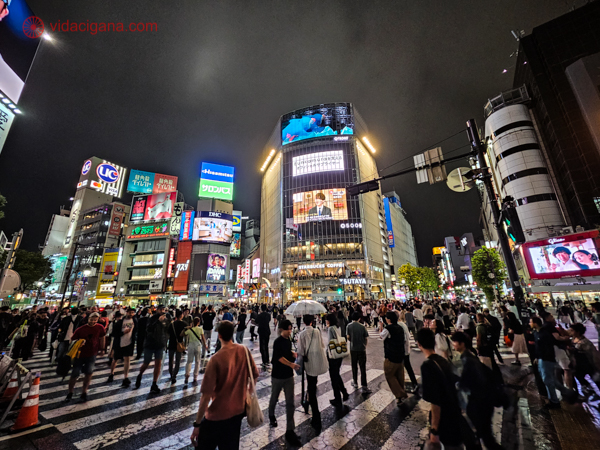 Foto noturna do bairro de Shibuya, uma excelente lugar para compras e vida noturna em Tóquio.