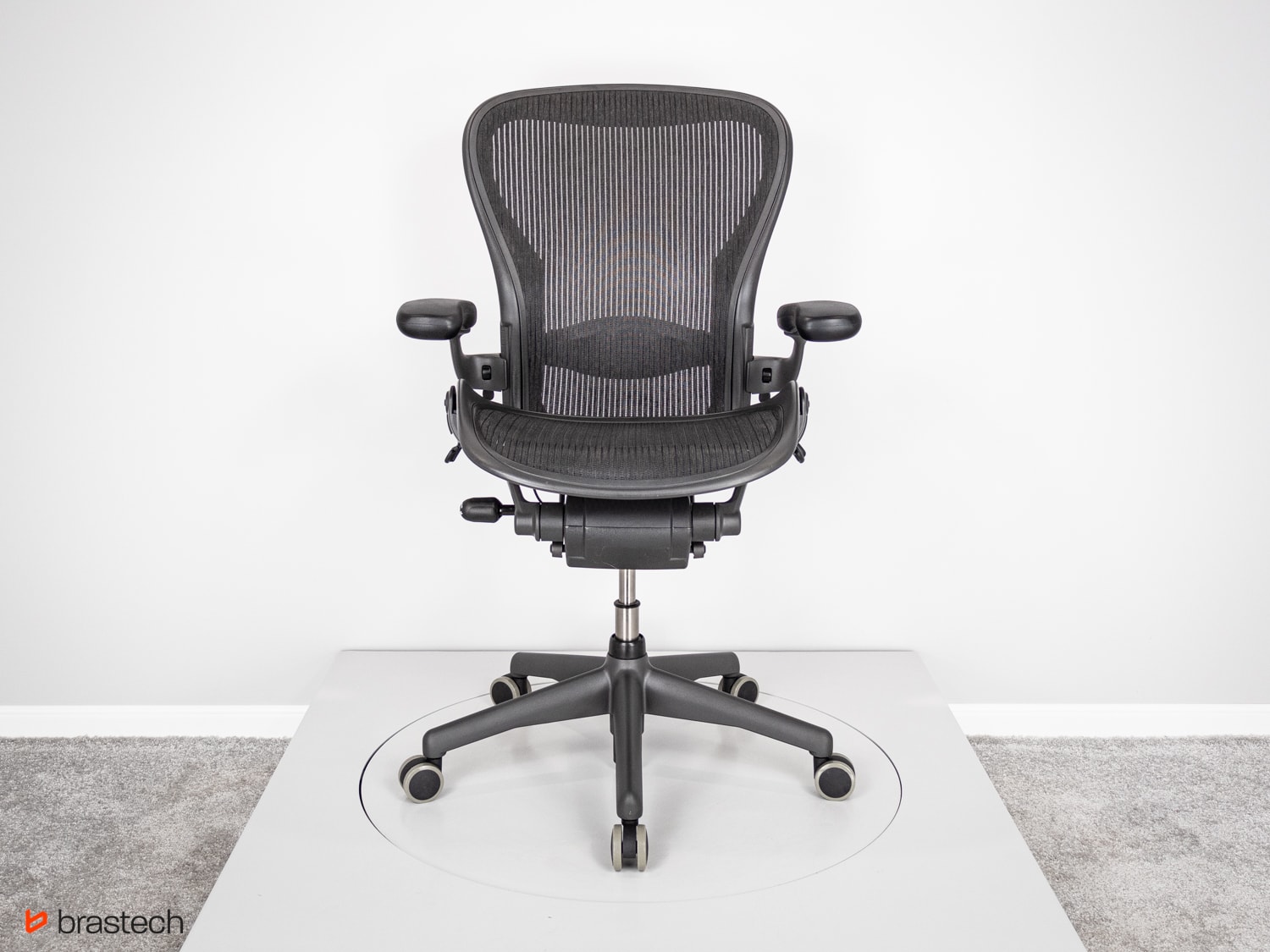 Herman Miller Aeron w rozmiarze C z szerokim siedziskiem i oparciem. Źródło Brastech