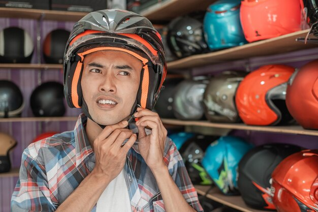 Guide to show how to strap a motorcycle helmet