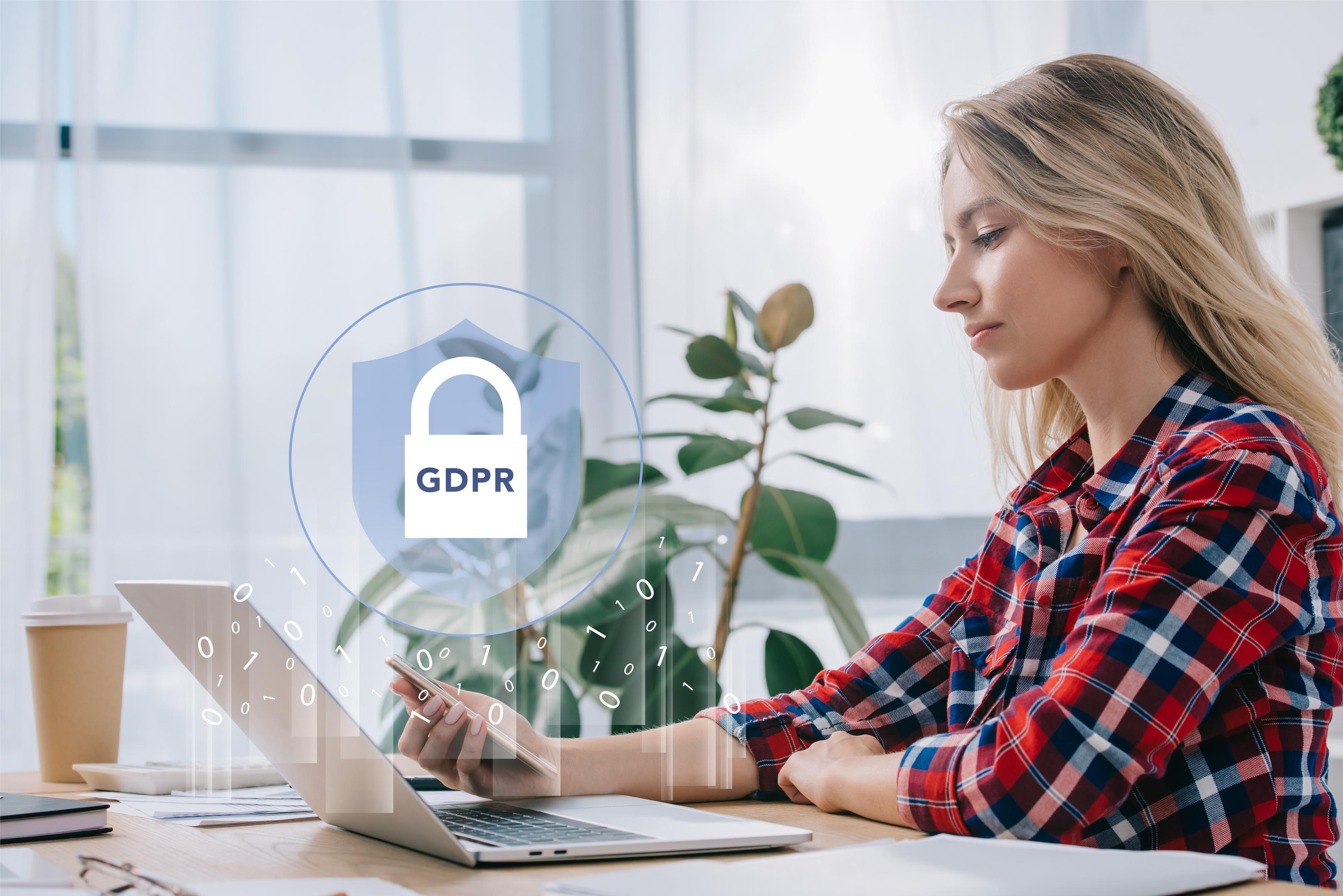 'une femme d'affaires utilisant un smartphone sur son lieu de travail au bureau, concept de cybersécurité du RGPD