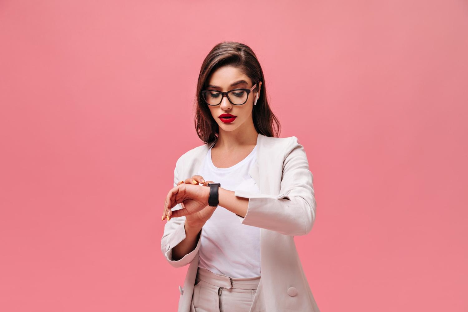 woman making sure that watch dropshipping is still powerful in 2026 before she starts selling
