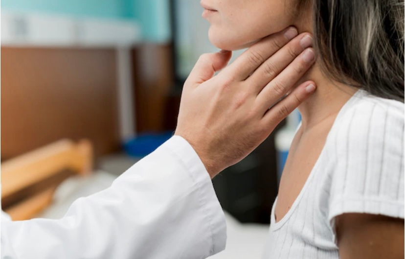 Não deve ser tomada, sem orientação médica, por quem tem problemas na tireóide. Fonte da imagem; Freepik.