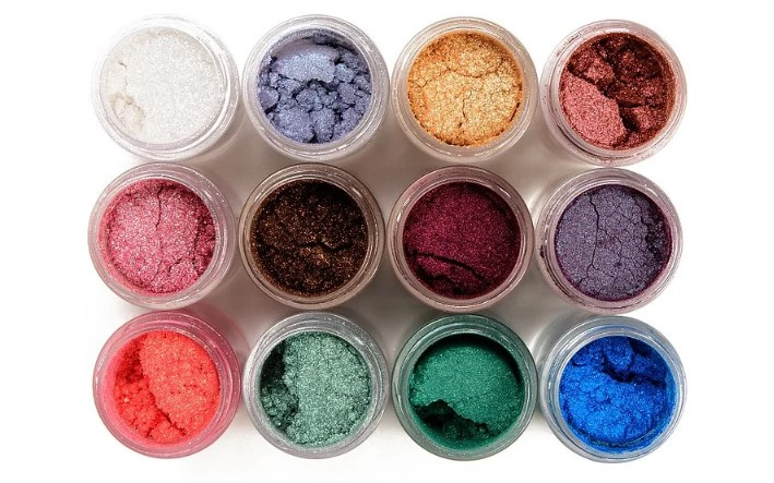 pigments-with-lid-of-bright-and-light-colors-in-eyeshadow-palettes