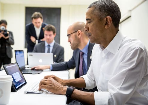 Image Barrack Obama working with team in White House - Image Source: Obama White House Archive | TheBloggingBox.com
