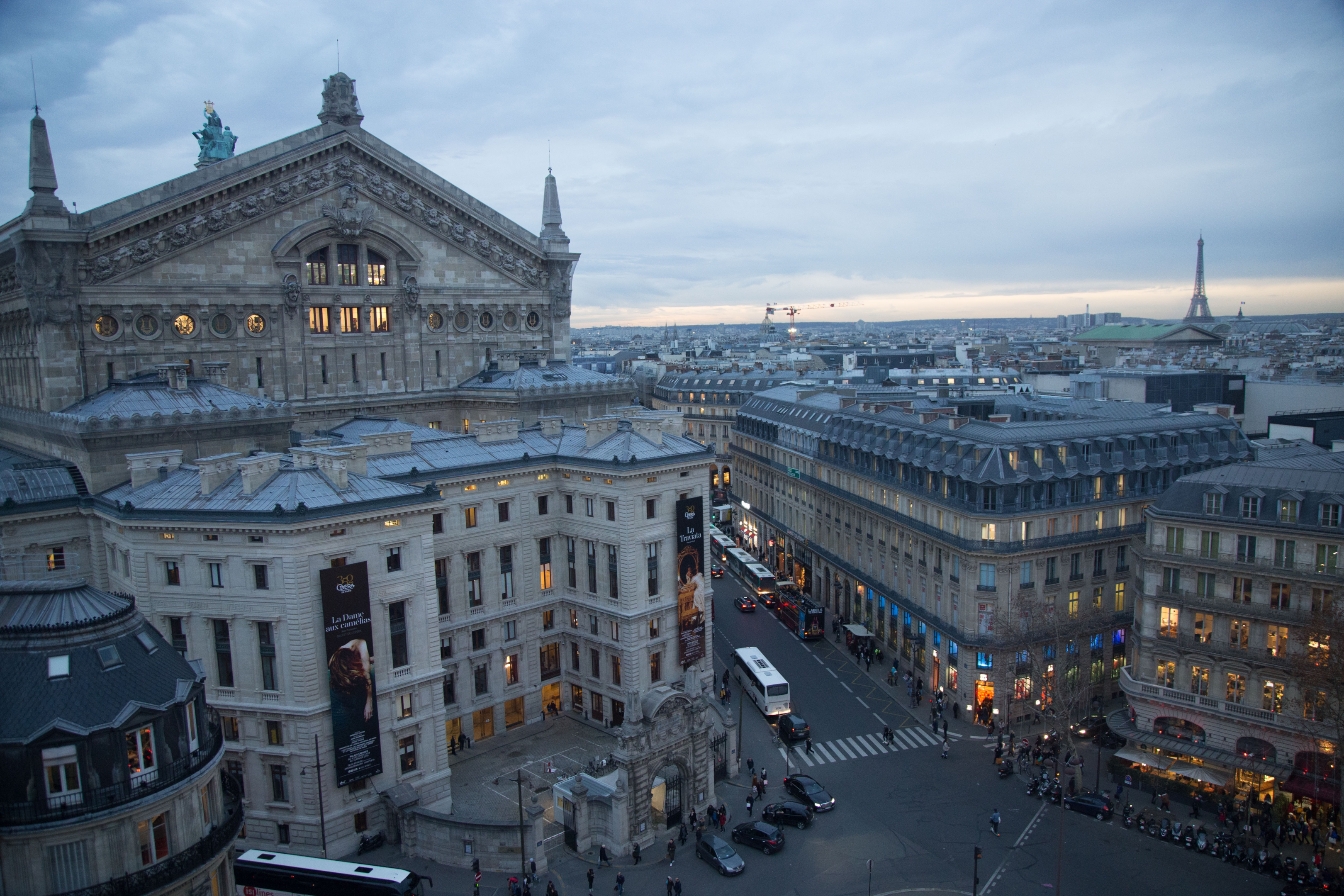 vue aérienne de l'arrière de l'Opéra de Paris et des rues adjacentes avec la tour eiffel à l'horizon