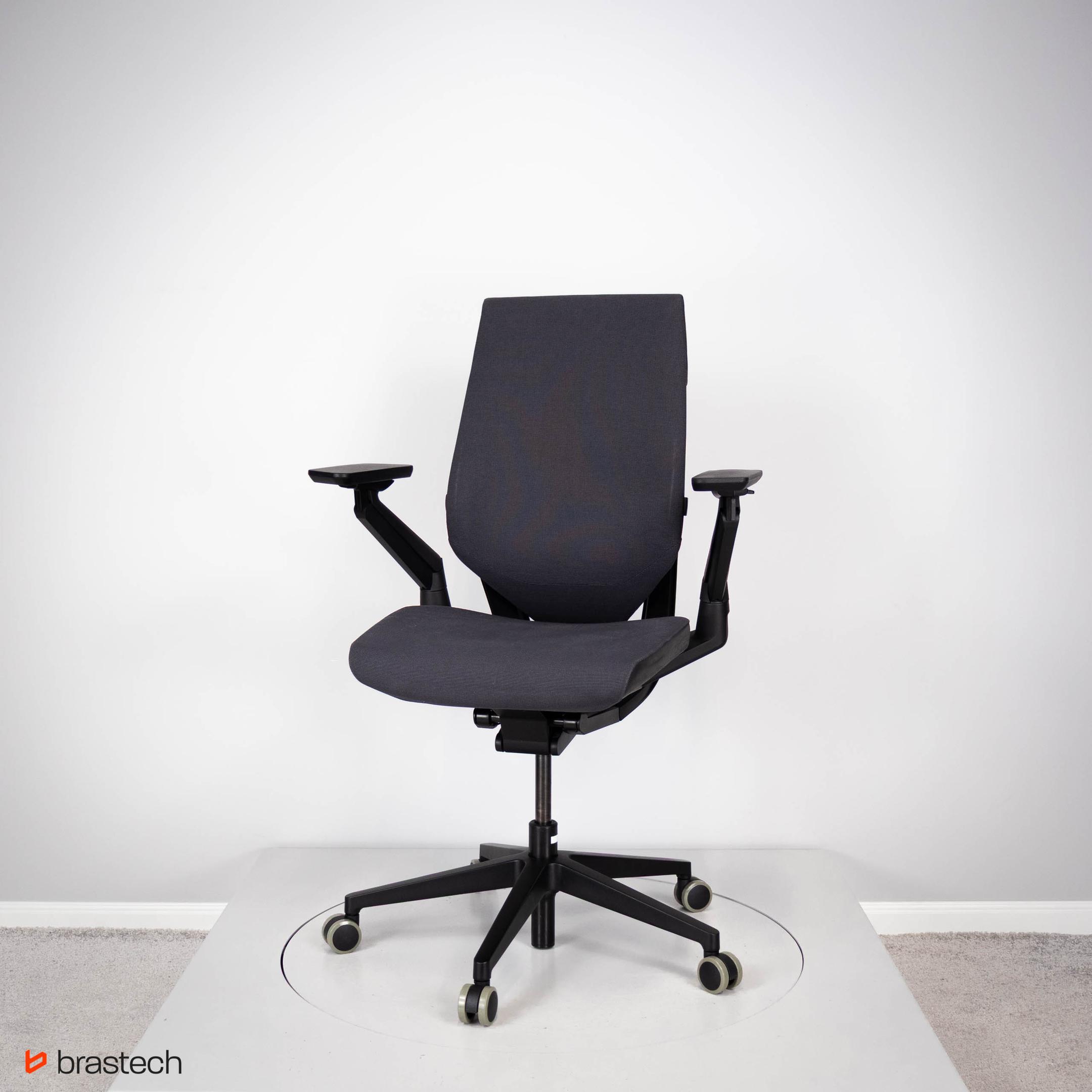 Czy drogi fotel biurowy premium musi być wygodny dla każdego? 3 rzeczy, które warto sprawdzić przed zakupem 2 Steelcase Gesture. Źródło: Brastech