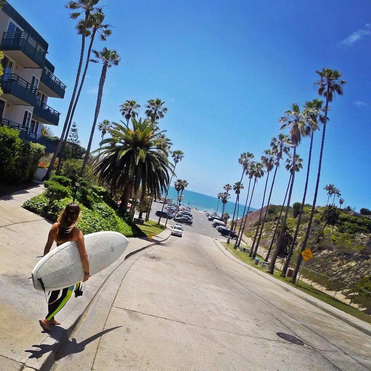 Surfer heading down to the beach in San Diego, California | Source: Pinterest