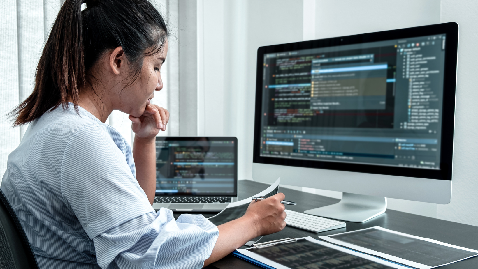 Girl working on most popular javascript frameworks to choose the popular javascript framework