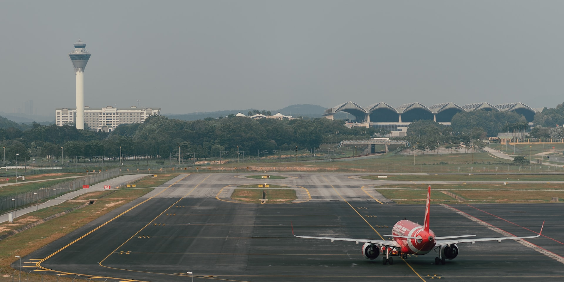 An aircraft following continuous taxiway markings.
