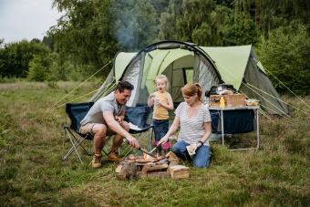 Outdoor meals for young kids