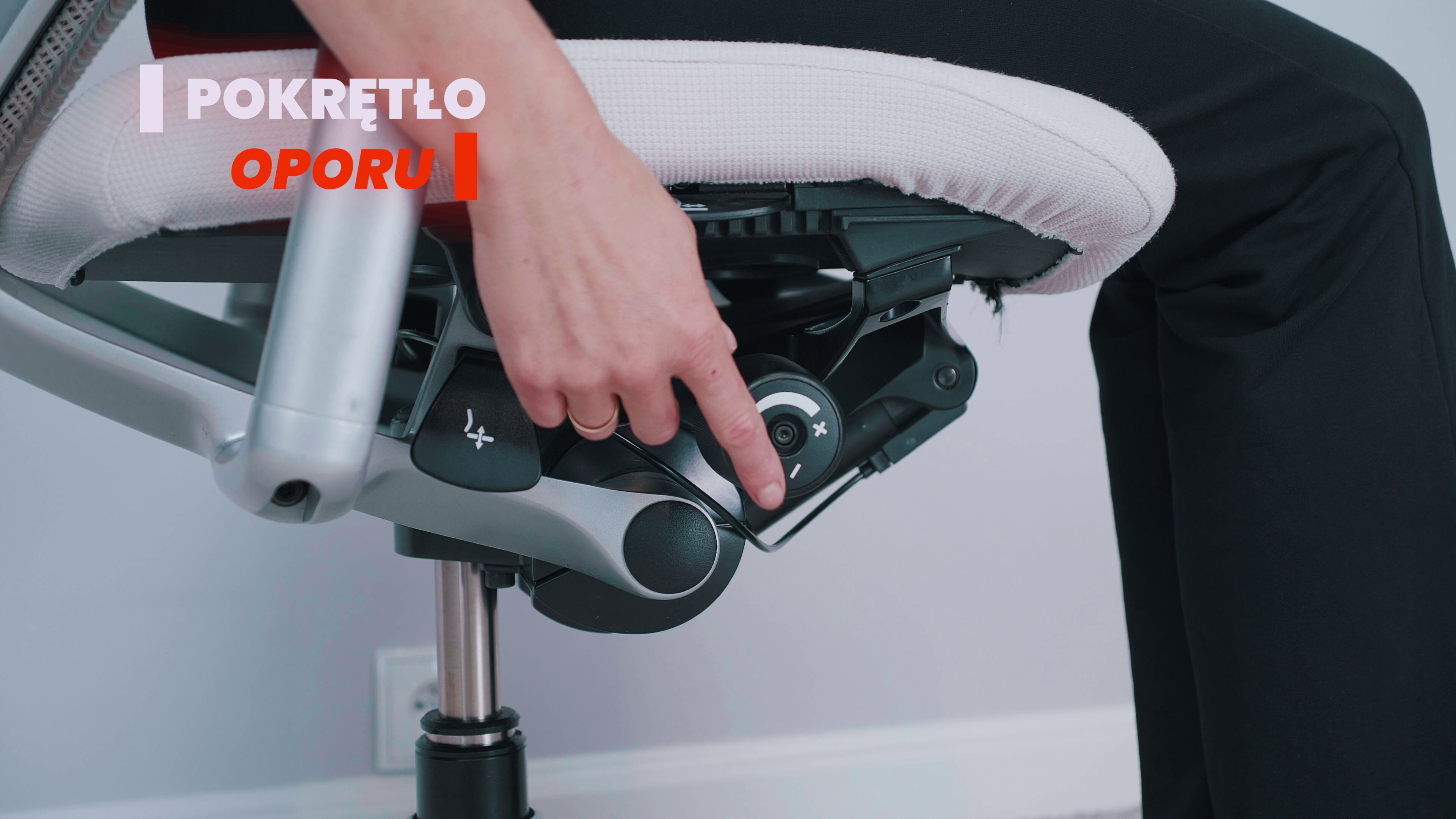 Recenzja Okamura CP Baron – ergonomiczny fotel biurowy klasy premium 6 Pokrętło regulacji siły oporu oparcia w Okamura Baron. Źródło: Brastech.pl