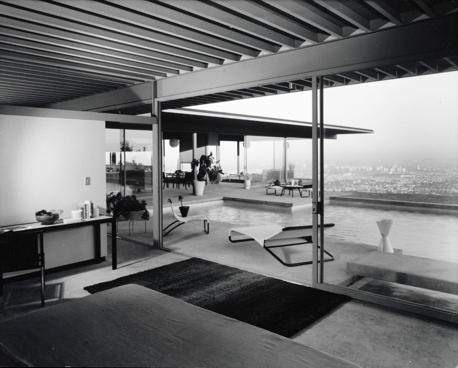 The Stahl House interior leading to the pool, photographed by photographer Julius Shulman, who was the only honorary life member of the American Institute of Architects