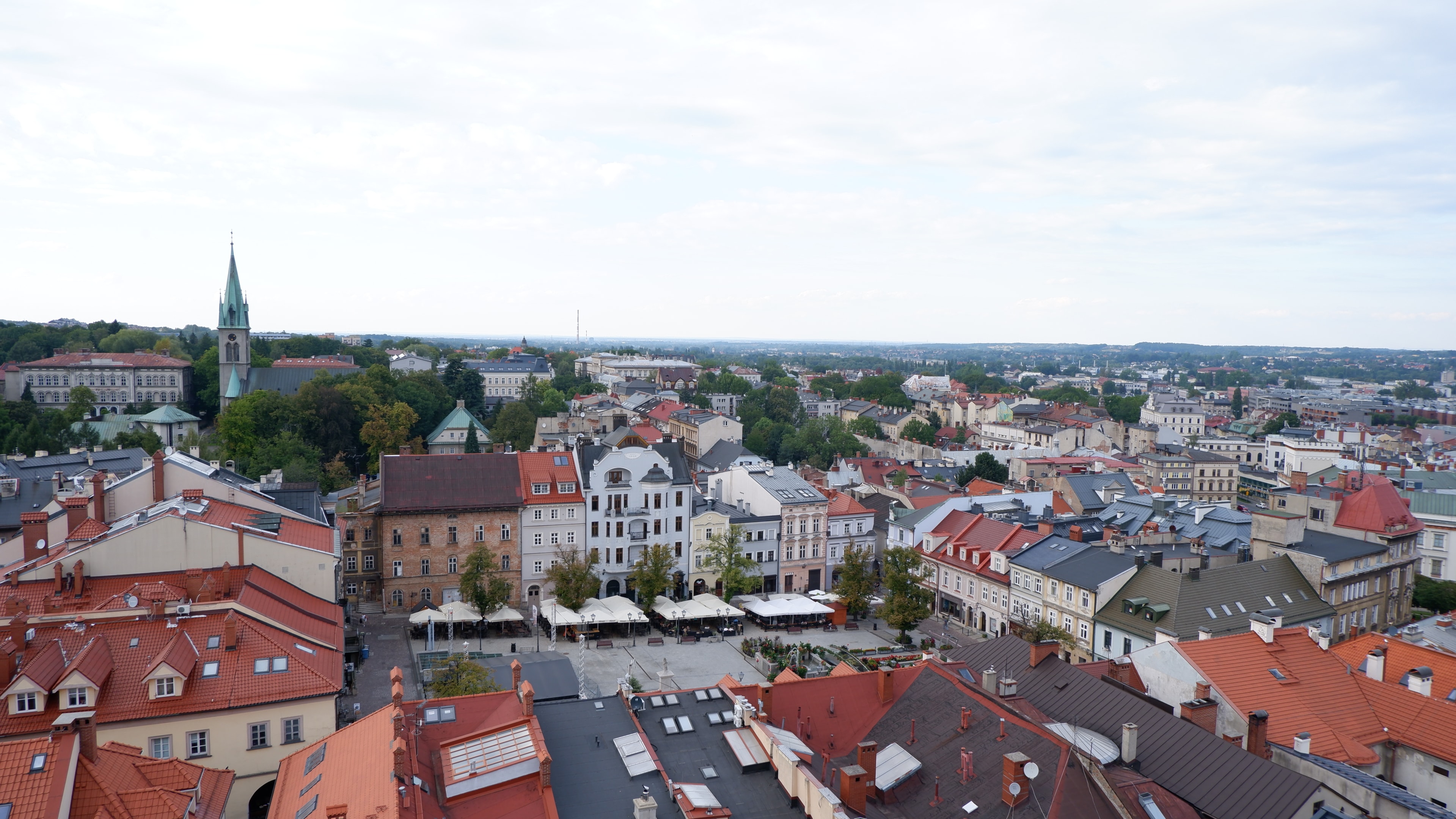 Widok na centrum Bielska-Białej z katedry św. Mikołaja (źródło: https://commons.wikimedia.org/wiki/File:Bielsko-Bia%C5%82a,_widok_z_wie%C5%BCy_katedry_%C5%9Bw._Miko%C5%82aja_-_Rynek_02.jpg)