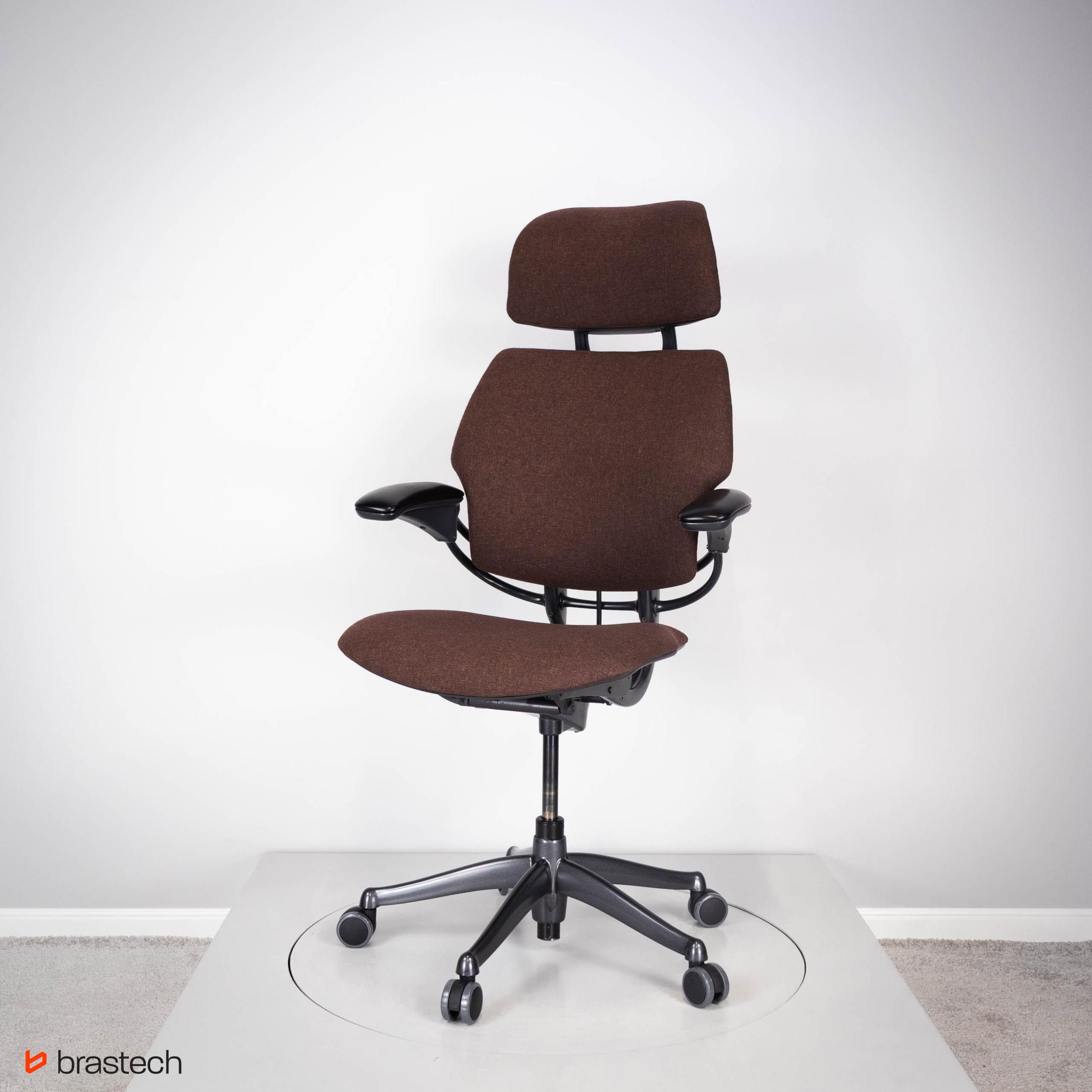 Krzesła biurowe ergonomiczne ranking 1600–2500 zł – najlepsze modele do pracy biurowej w 2026 roku 8 Humanscale Freedom z Zagłówkiem. Źródło: Brastech