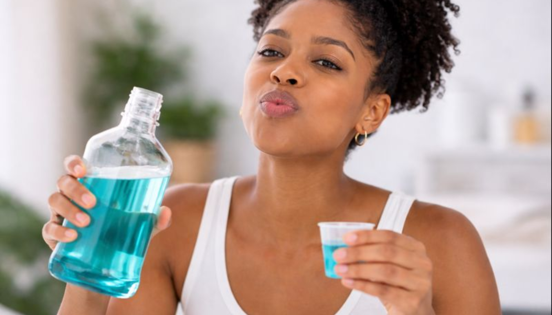 Munnskyll: Når Det Er Nyttig og Når Du Ikke Trenger Det 14 Kvinne bruker fluorskyll hjemme, anbefalt av tannlege for å styrke emalje og forebygge hull. munnskyll hull i tennene dårlig ånde frisk pust flux fluor mer produkter sb12 tennene kjøp listerine tenner hos frisk corsodyl ulike mint tilbud naf bidrar parodontax får vademecum derfor mastercard behov vipps visa flere