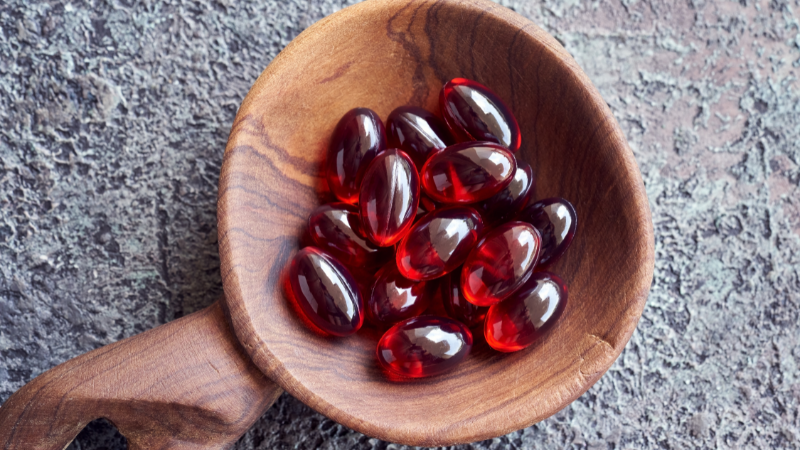 Eine Schale mit Astaxanthin-Kapseln in typisch tiefroter Farbgebung