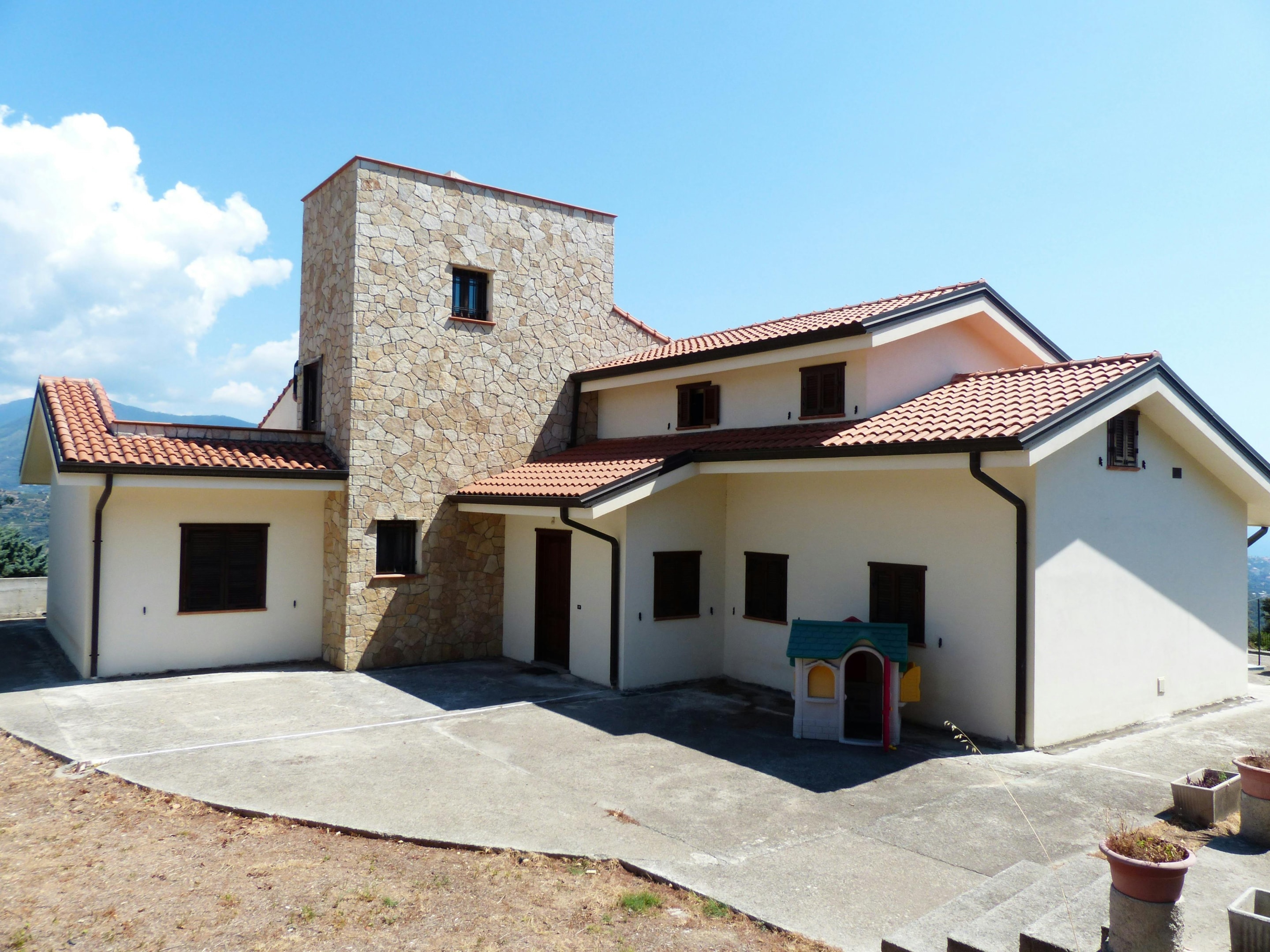 Single family house purchased by real estate investor through NOD lead.