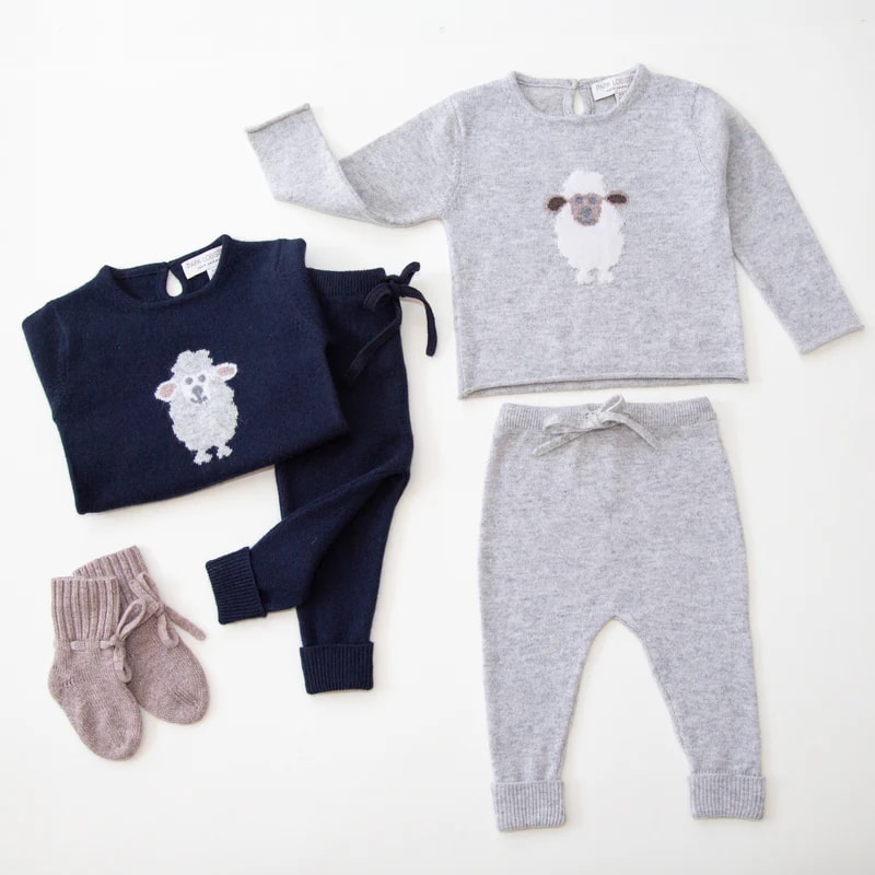 Baby-Sets LOKI in grau und dunkelblau mit Strickhose und Strickpullover mit Schafmotiv und Stricksöckchen von PAPA LOBSTER aus 100% reinem Kaschmir