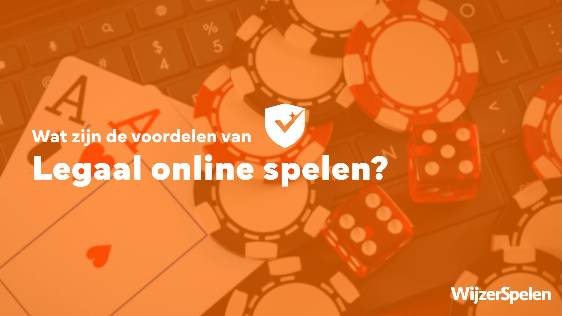 Oranje getinte illustratie met fiches, dobbelstenen en speelkaarten met de tekst ‘Wat zijn de voordelen van legaal online spelen?’ en het WijzerSpelen-logo.