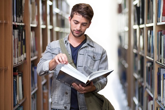 estudiante universitario, biblioteca, hombre