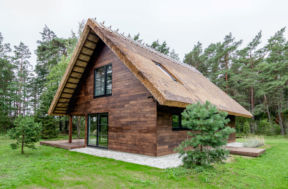 Thermory Benchmark thermo-ash cladding C20 & decking D45J oiled. Private house in Saaremaa, Estonia. Photo Elvo Jakobson