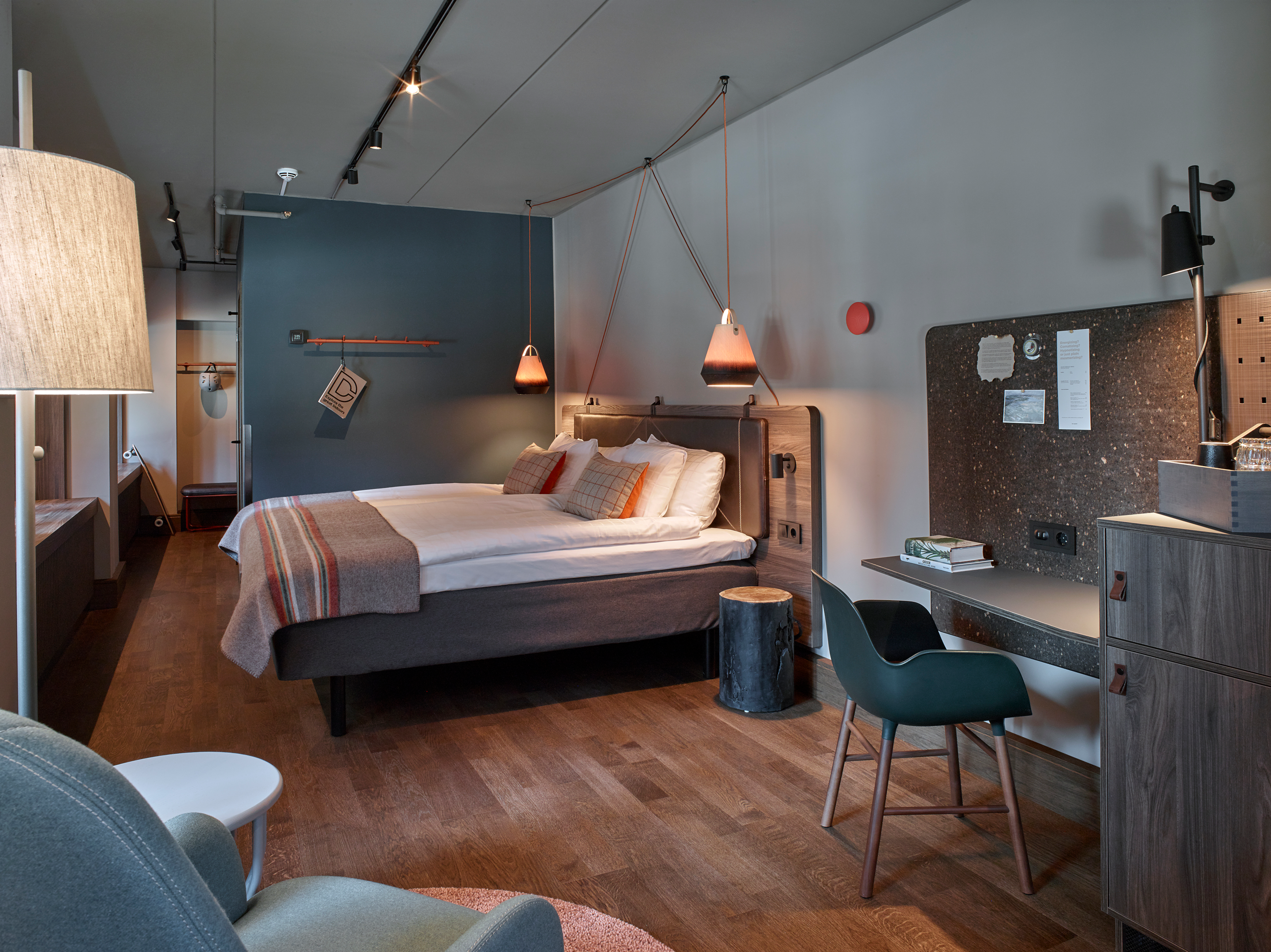 Ett hotellrum med säng och möbler på Downtown Camper i Stockholm