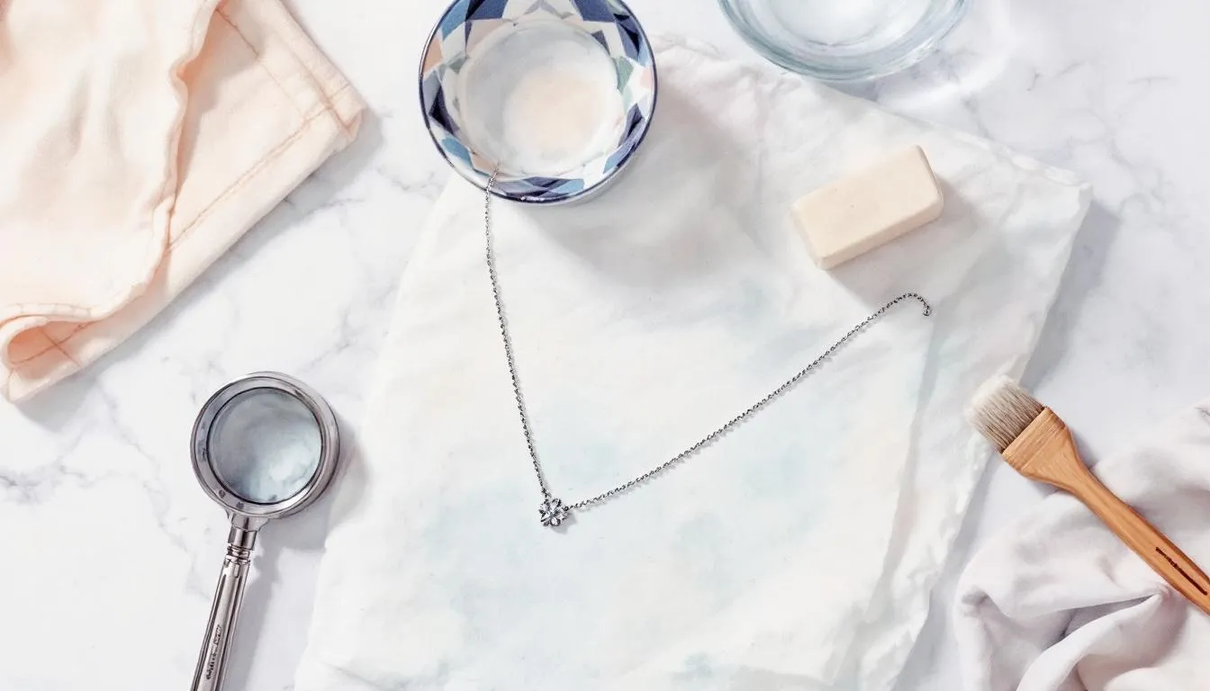 Méthodes naturelles pour nettoyer un collier en argent.