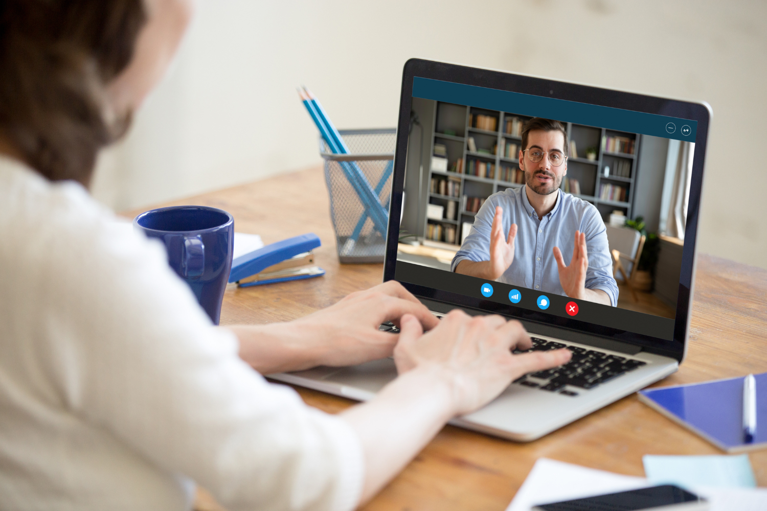 A manager holding a one-on-one meeting with a Filipino team member.