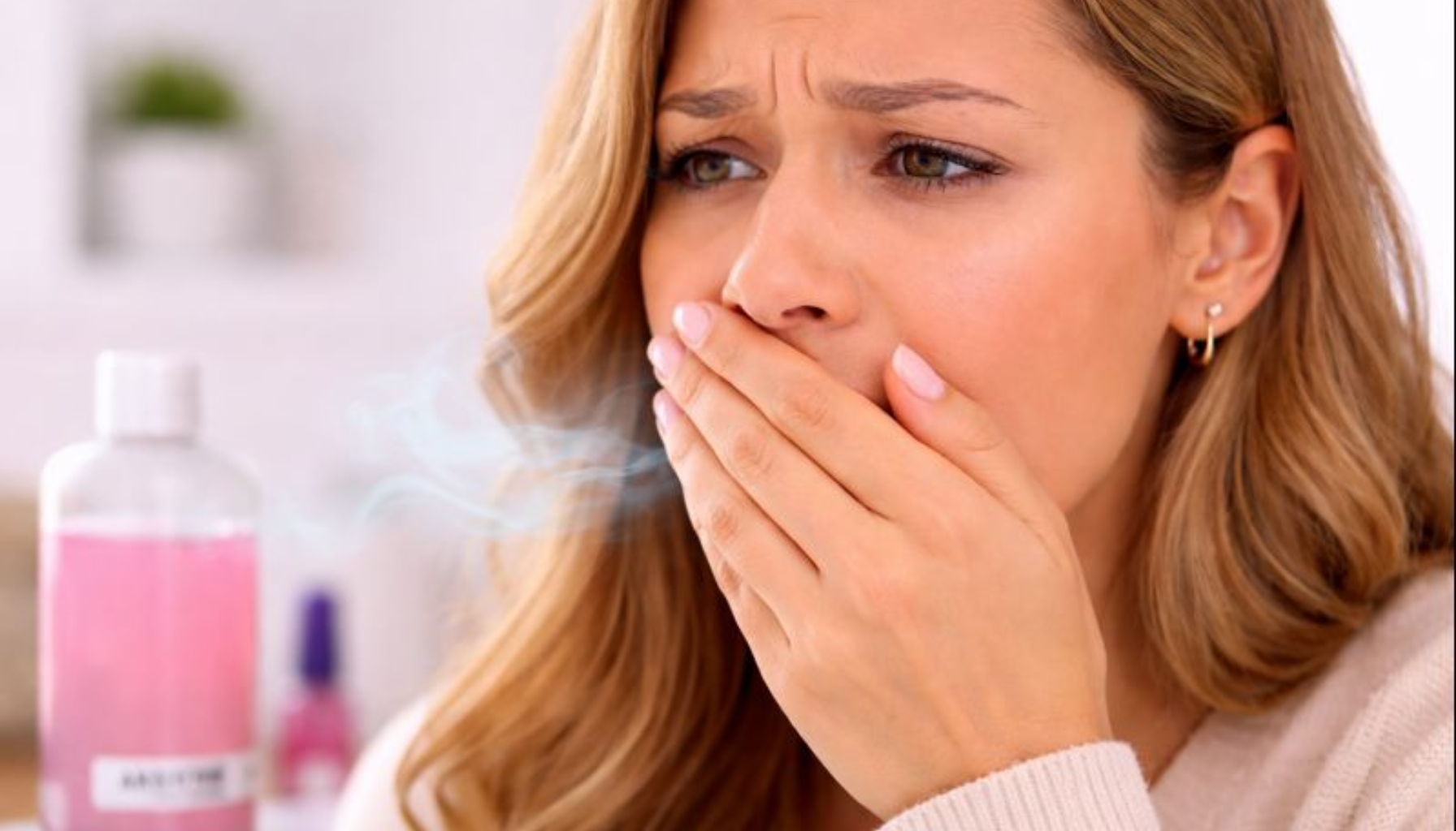 Aceton Ånde: Hva Den Spesielle Lukten Kan Betyr 15 Kvinne dekker munnen og reagerer på uvanlig ånde, kan indikere acetonlukt fra pusten.