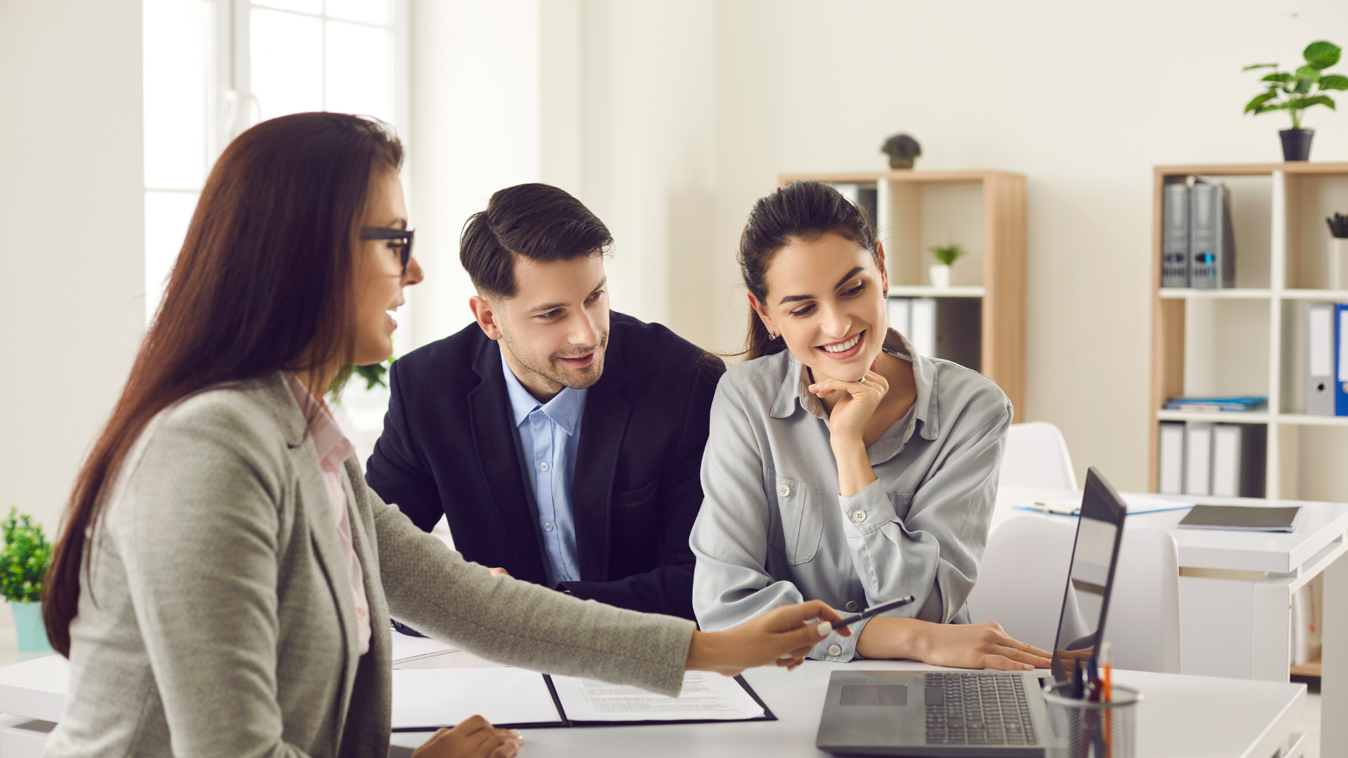 A financial planner helping a couple to create a financial plan that includes budgeting, building an emergency fund, and tackling debt and credit management