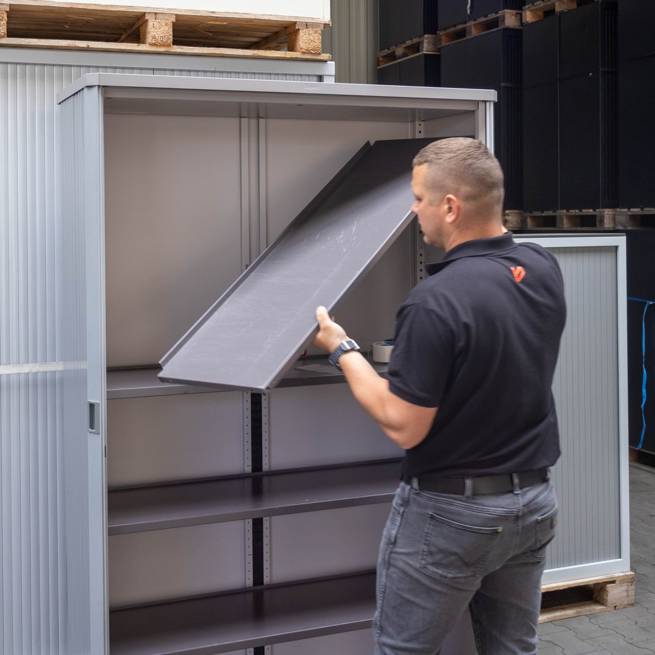 Szafa żaluzjowa – którą wybrać? Z roletą z tworzywa, aluminium czy metalu? 6 Regulacja wysokości półek w szafie. Źródło: Brastech