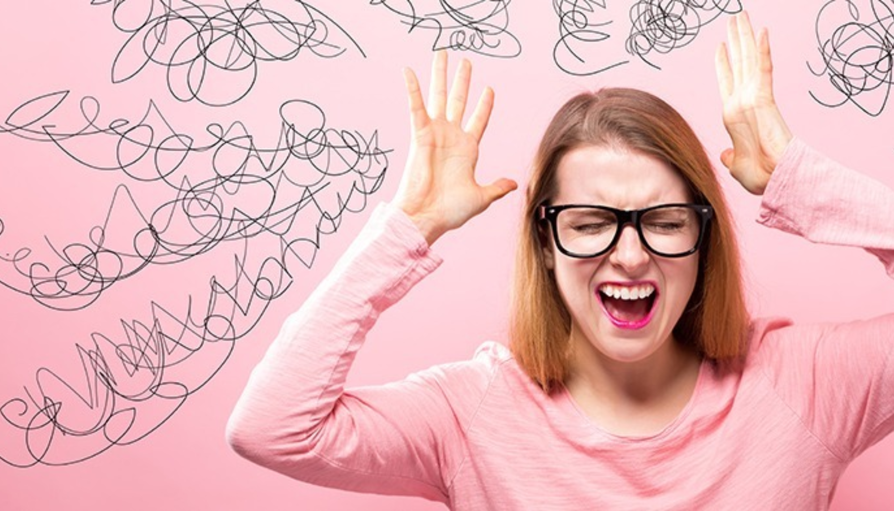 "Kvinne med lukkede øyne holder hodet med begge hender, ser ut til å oppleve stress eller hodepine."