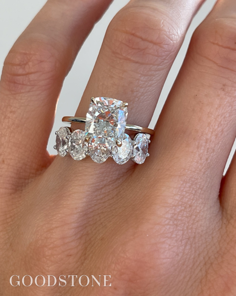 Un diamante alargado de talla cojín de 3 quilates en un anillo solitario