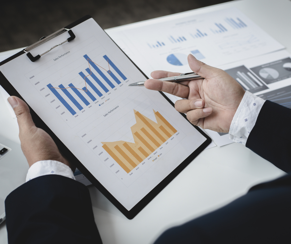 A person looking at a graph showing the success rates of inpatient vs. outpatient programs