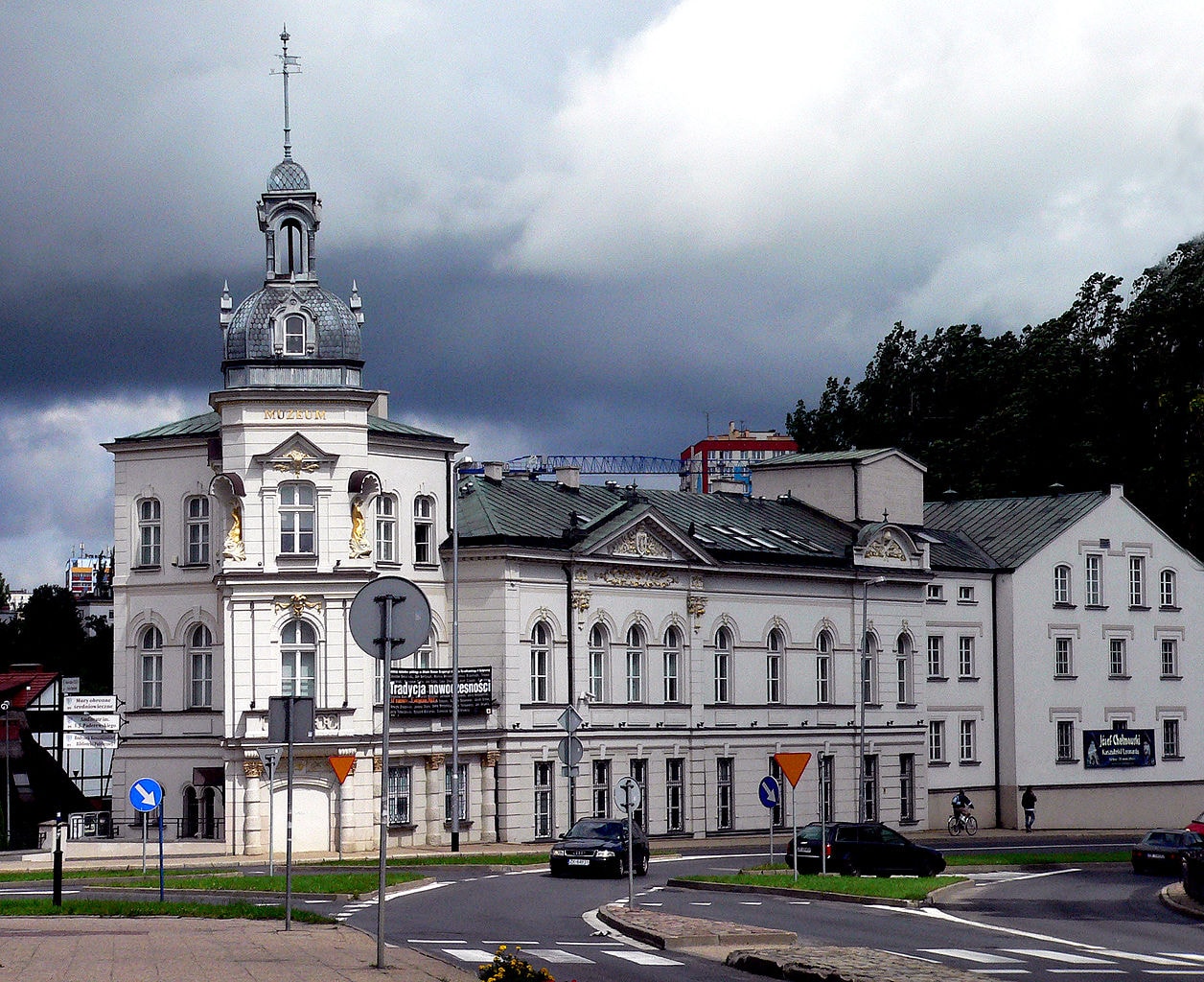 Muzeum w mieście Koszalin. Źródło: https://commons.wikimedia.org/wiki/File:Muzeum_koszali%C5%84skie..jpg