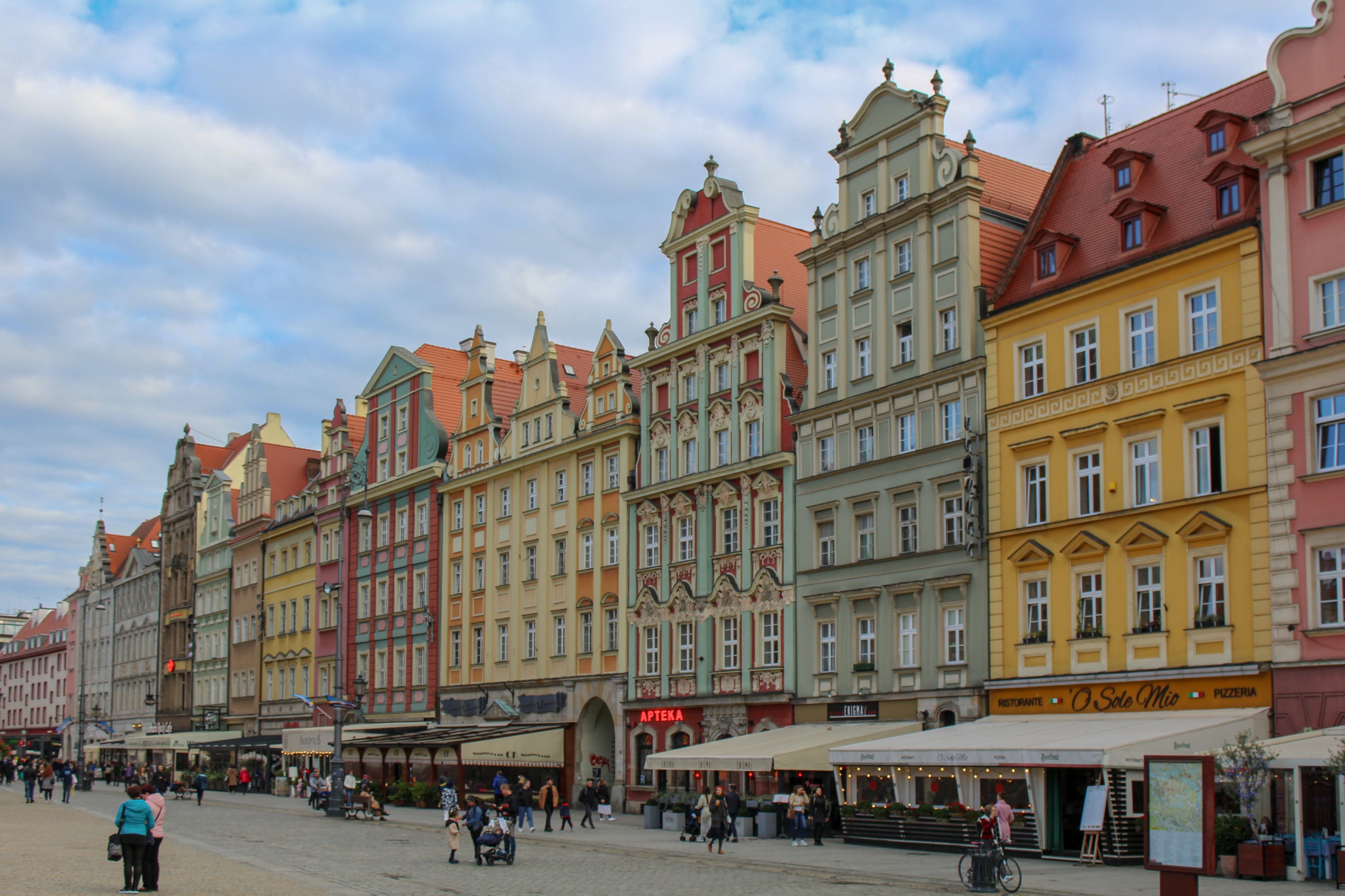 Rynek we Wrocławiu (źródło: https://commons.wikimedia.org/wiki/File:Market_Square_in_Wroc%C5%82aw,_September_2022_02.jpg)